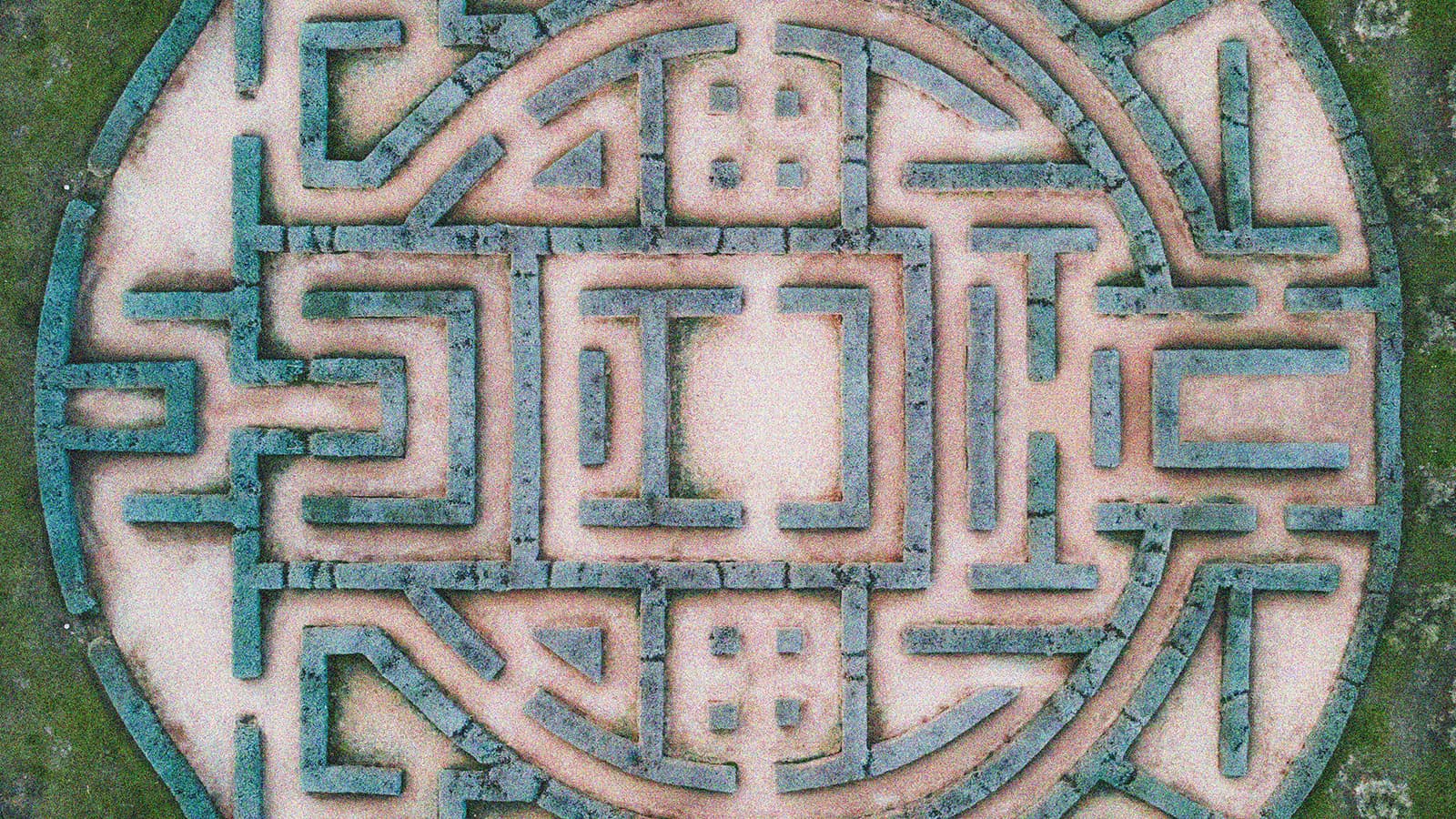 Picture of a maze from above from Unsplash